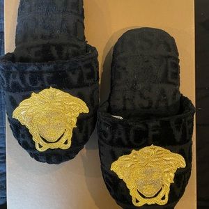 AUTHENTIC WOMENS VERSACE HOUSE SLIPPERS SIZE SMALL (6-7)